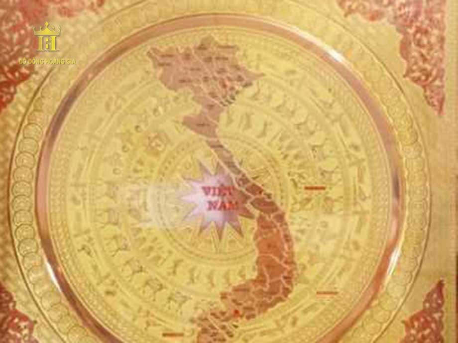 Nổi bật ở trung tâm bức tranh, hình ảnh bản đồ Việt Nam được chạm khắc vô cùng đẹp
